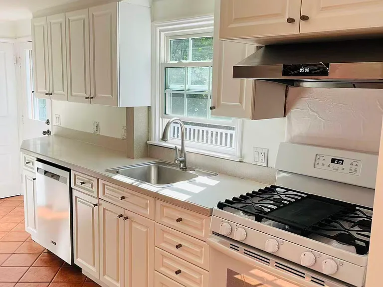 71 Elinor Rd — Photo 3