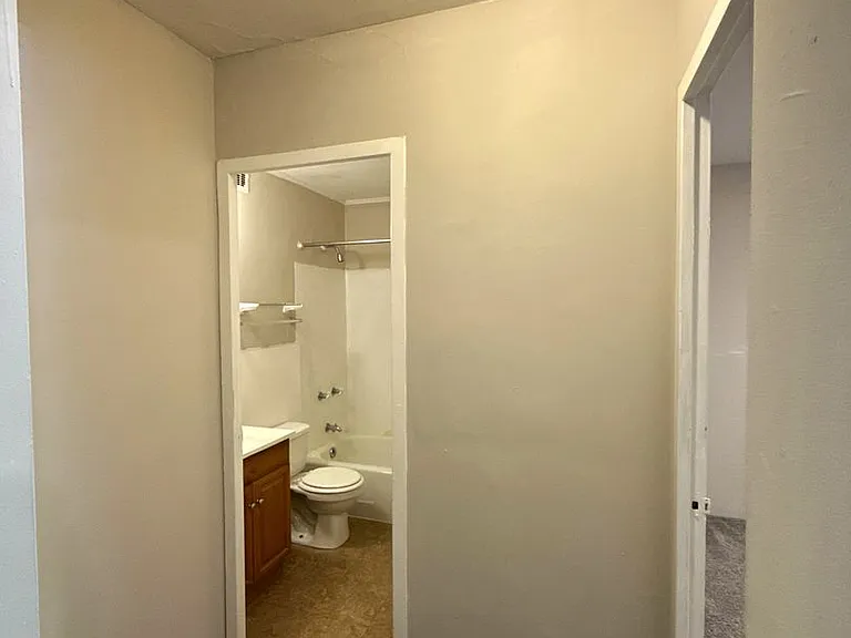 A0432-Kirkland Apts — Photo 6