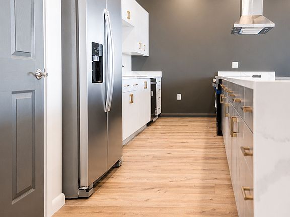 4th image of 922 Chancery Ln #204