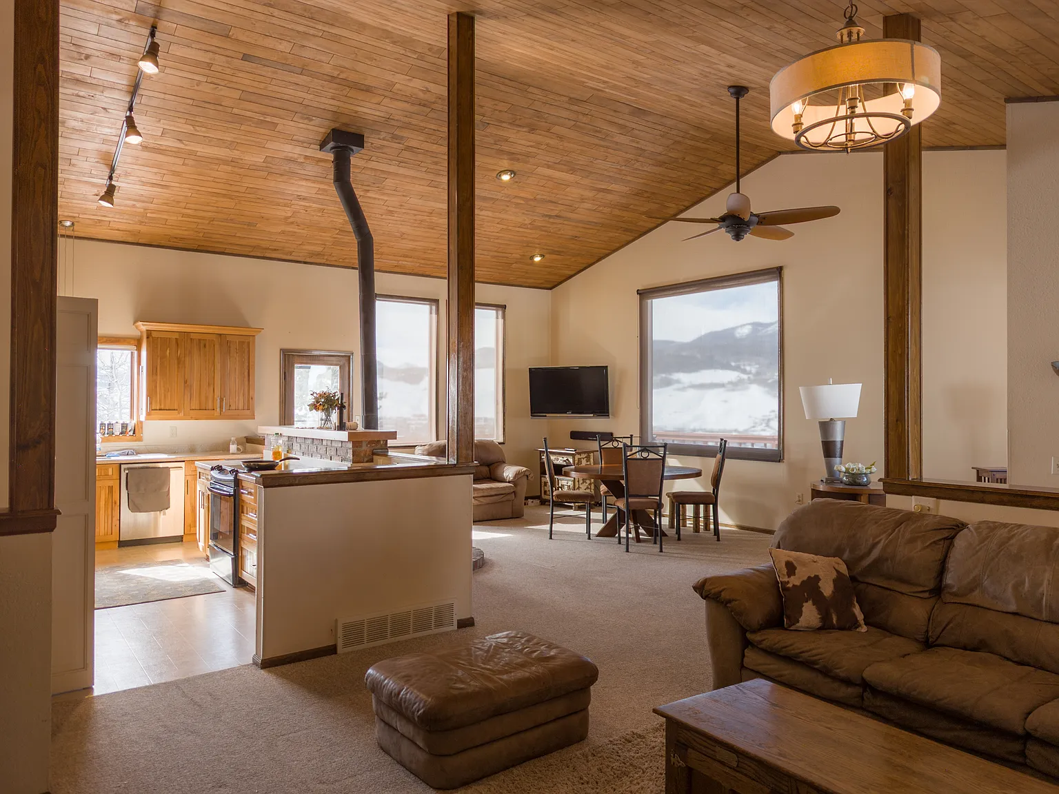 4 bed, 2400 sqft, $5,800 — Photo 2