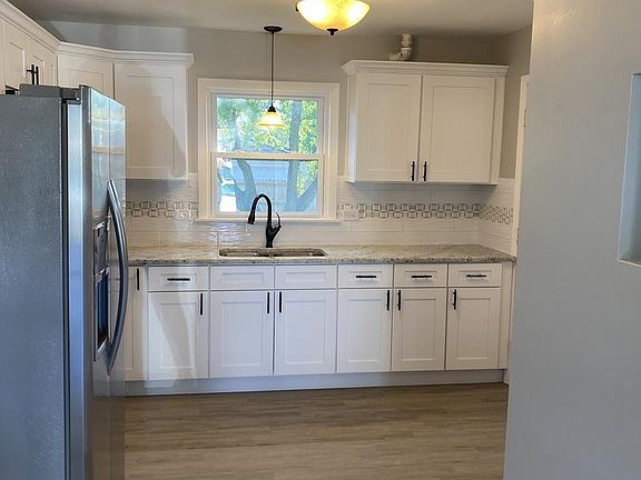3rd image of 15936 Finch Ave