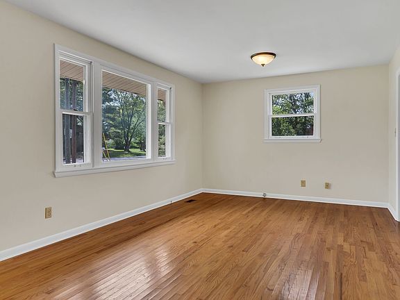4th image of 1711 Foxdale Dr