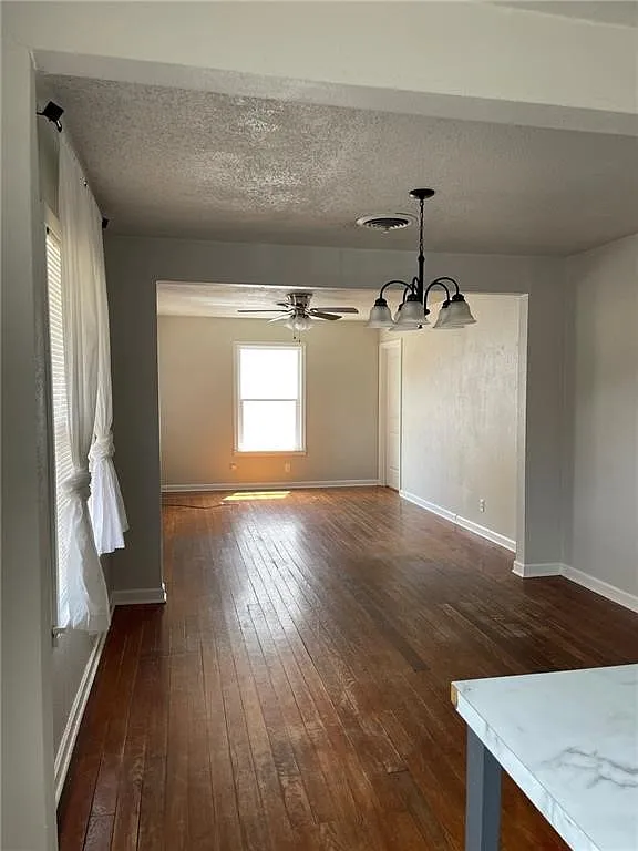 3 bed, 1.0 bath, 1045 sqft, $1,400 — Photo 4