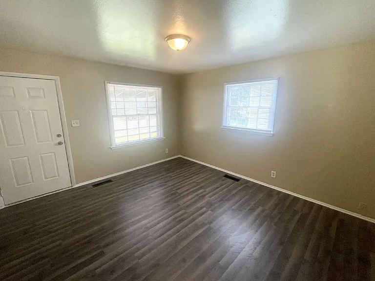 1524 N Chester Ave — Photo 2