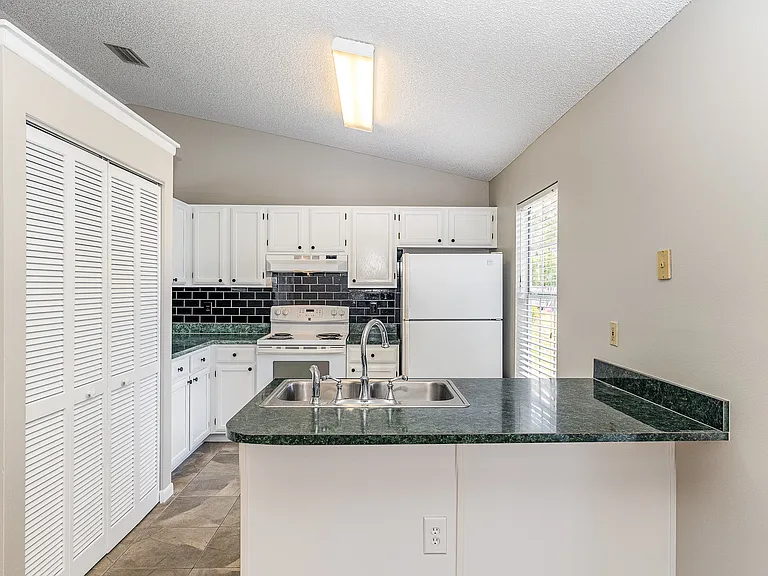 1112 Malone St NW — Photo 2