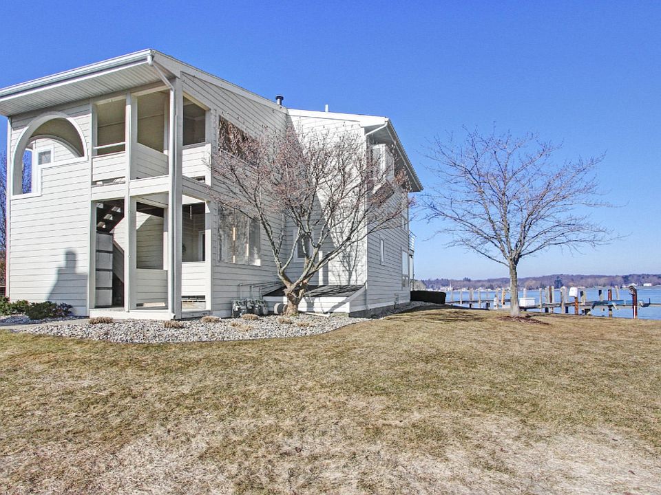 1st image of 987 Lake St #1