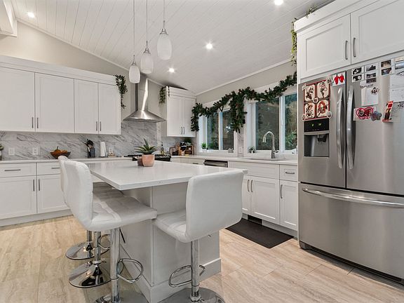 3rd image of 46022 Clarke Dr