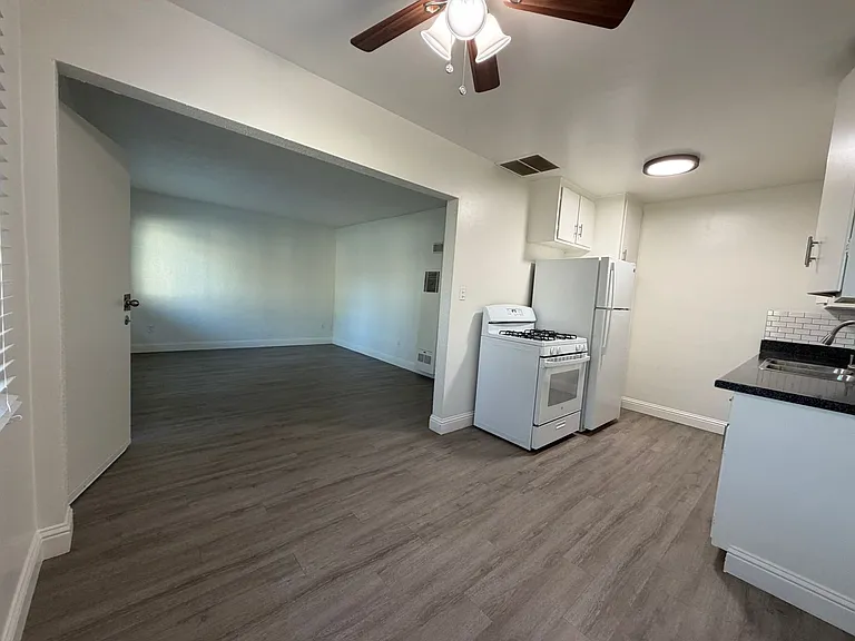 Welcome to the Dailey Court Apartments! — Photo 10