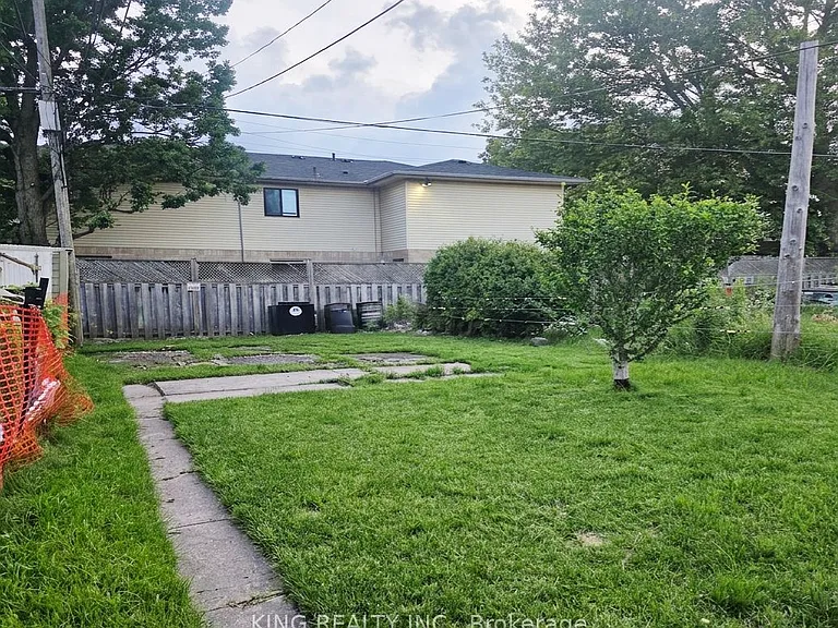 137 Wellington St — Photo 9