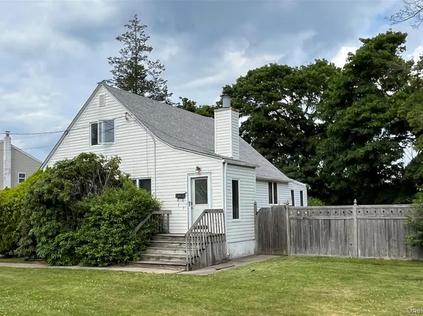 25 Conklin Street, Deer Park, NY 11729