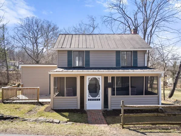 705 Old St #32, Batavia, OH 45103