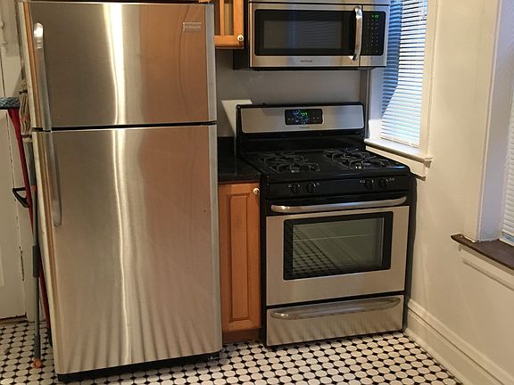 5th image of 1006 Pleasant St APT 2B