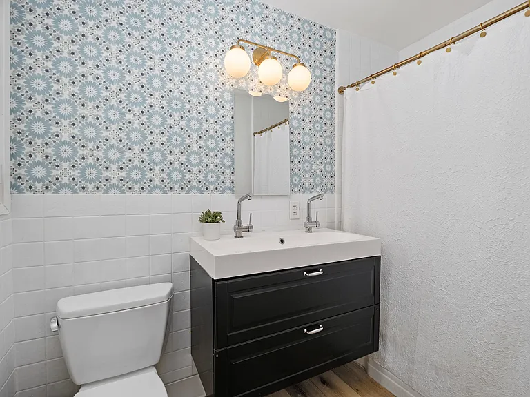 16002 Warren Ln — Photo 42
