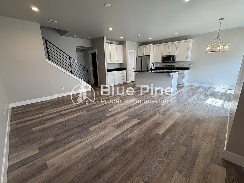 4 bed, 2.5 bath, 1774 sqft, $2,075 — Photo 2