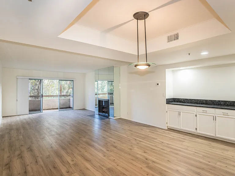 410 S Barrington Ave #205 — Photo 5