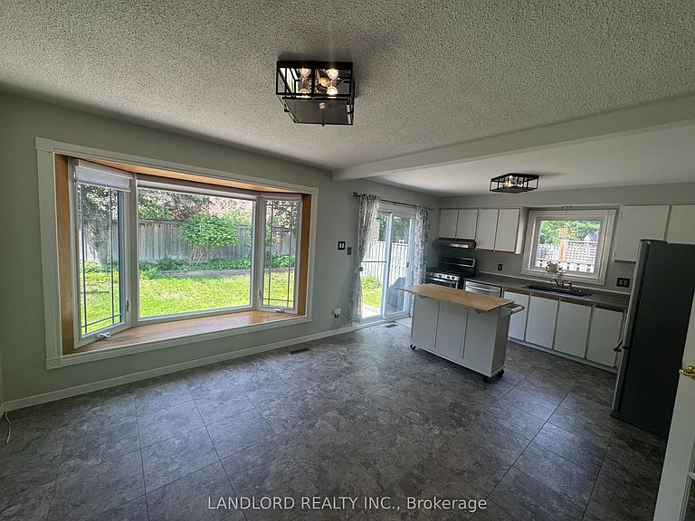 833 Laurier Ave — Photo 14