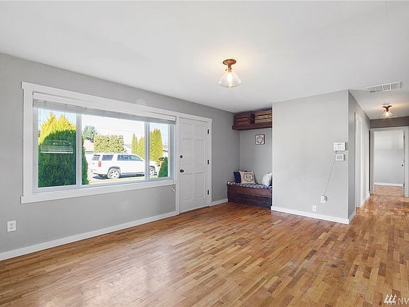 4th image of 932 17th St NE