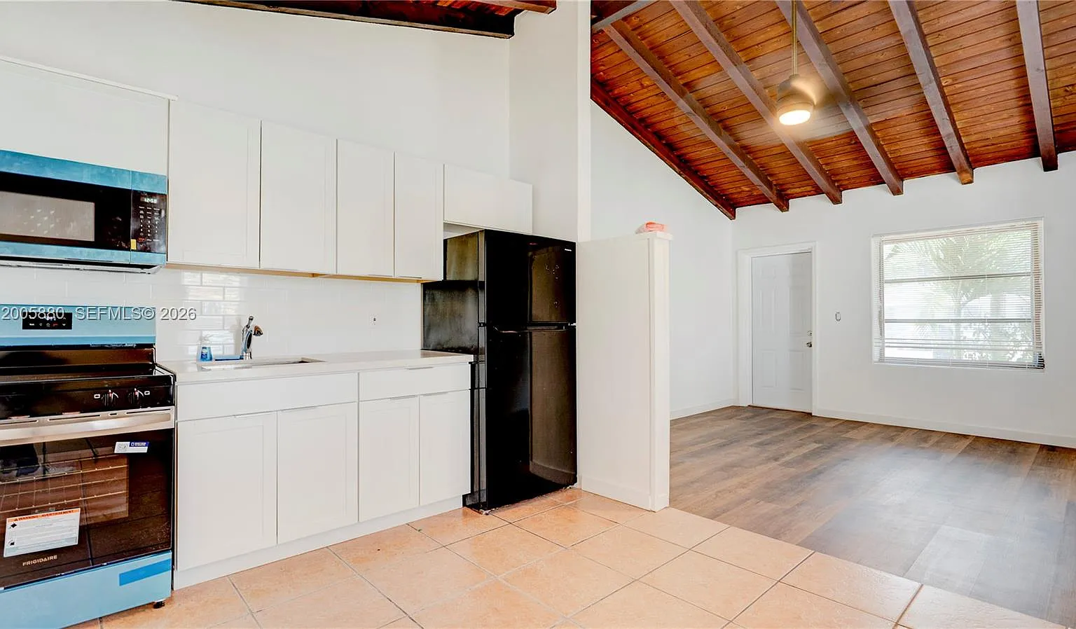 3 bed, 2.0 bath, 1586 sqft, $2,900 — Photo 2