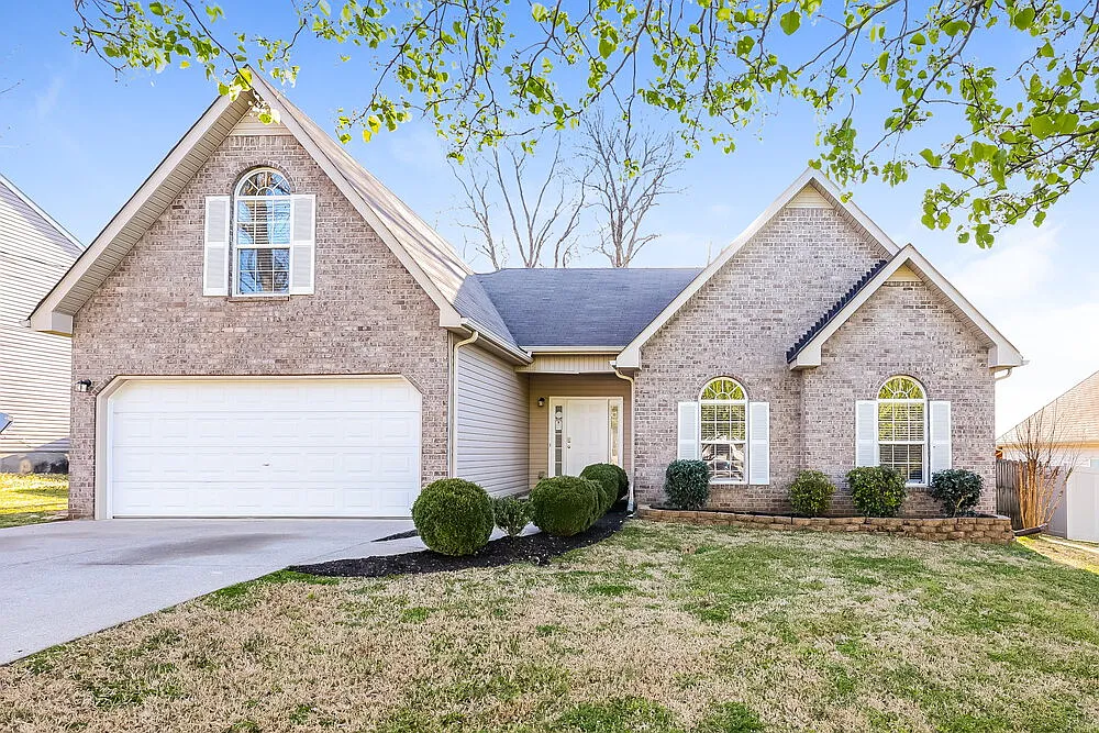 3 bed, 2.0 bath, 1665 sqft, $2,090 — Photo 1