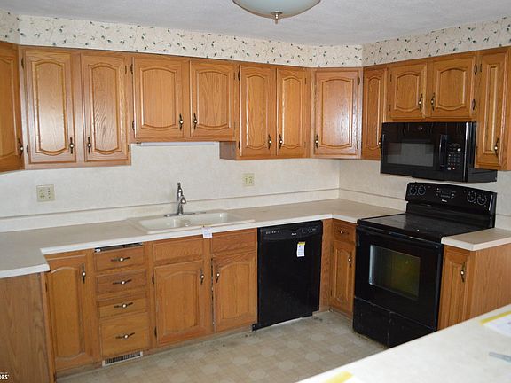 4th image of 79 Sunny Cir