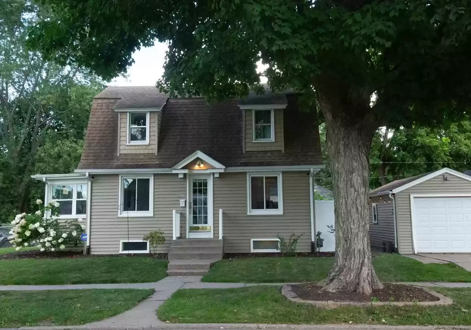 Charming Home in Heart of Rock Island — Photo 1