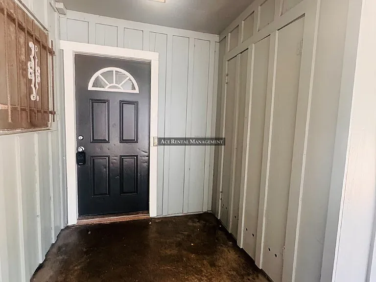 4221 3rd St — Photo 2