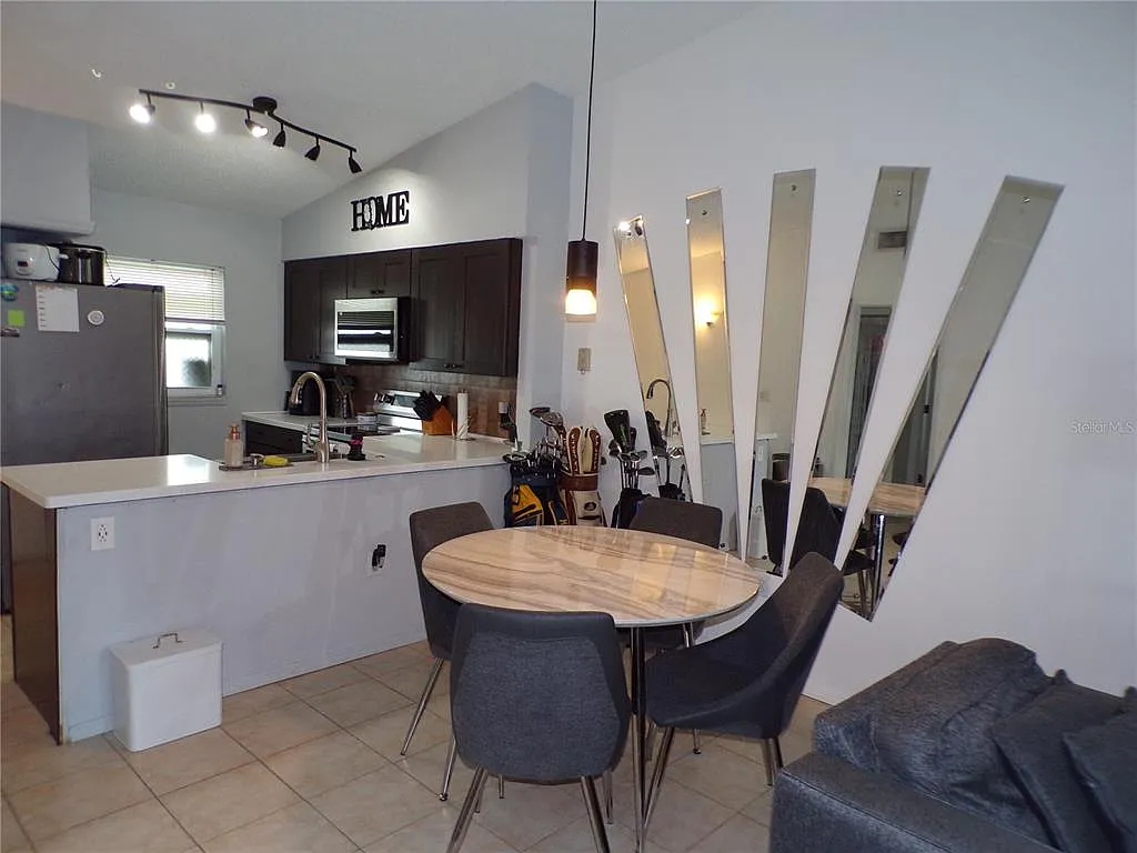 2 bed, 2.0 bath, 894 sqft, $1,400 — Photo 2