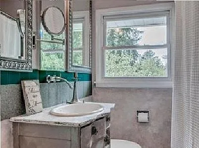 Upstairs bathroom
