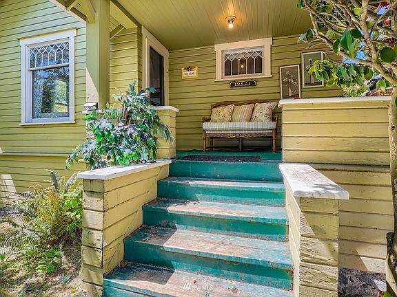 It has a real honest-to-goodness front porch.>
