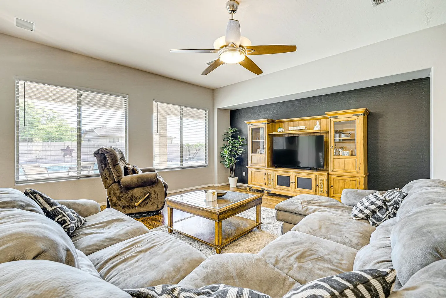 4 bed, 2.0 bath, 2389 sqft, $4,419 — Photo 2