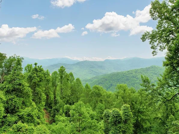 707 Sundown Dr, Franklin, NC 28734