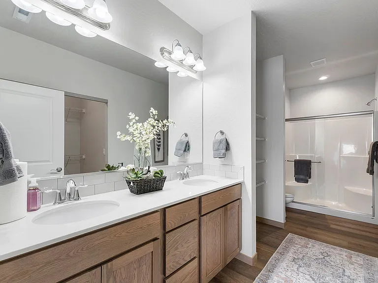 1288 Sq Ft Primary Bathroom