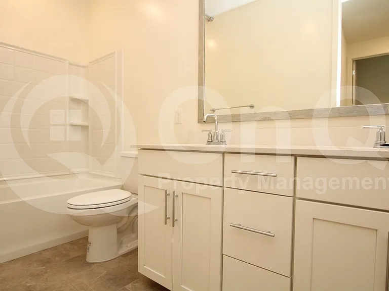 943 E Danbury Dr — Photo 15