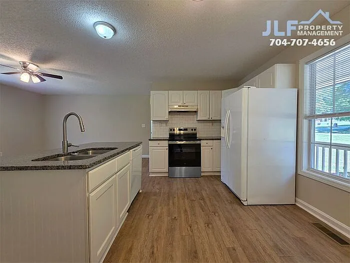 1225 Beard St — Photo 4