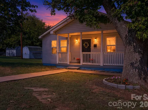 2996 1st Ave NW, Hickory, NC 28601