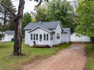 723 7th St, Waupaca, WI 54981