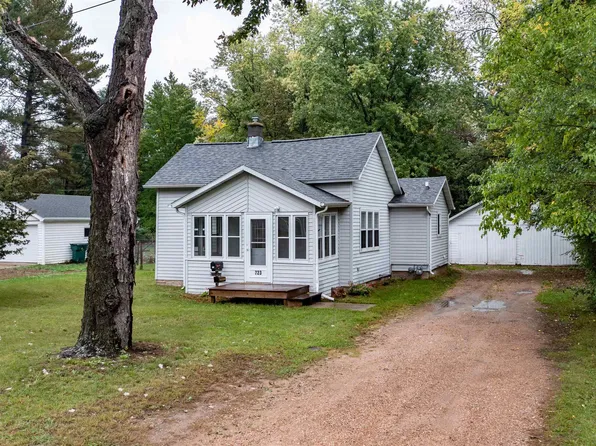 723 7th St, Waupaca, WI 54981