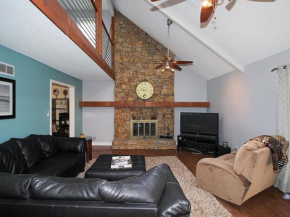 2nd image of 901 NW Delwood Dr