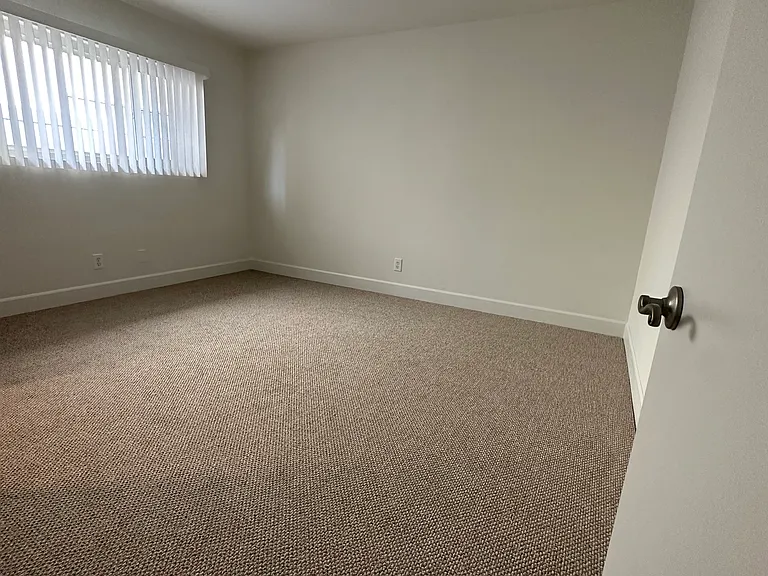 20428 Roslin Ave — Photo 24