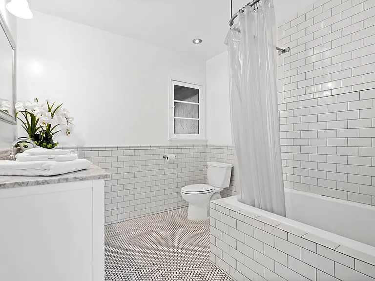 23057 Sylvan St — Photo 18