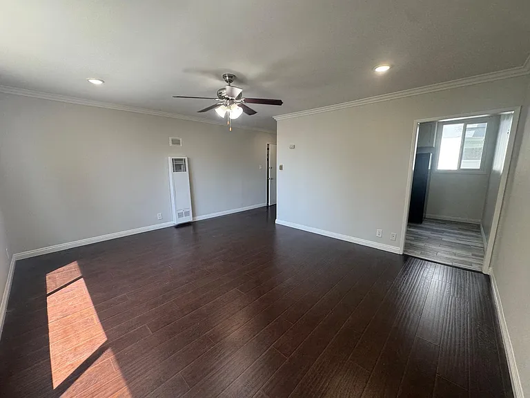 1185 N Kenmore Ave #8 — Photo 4