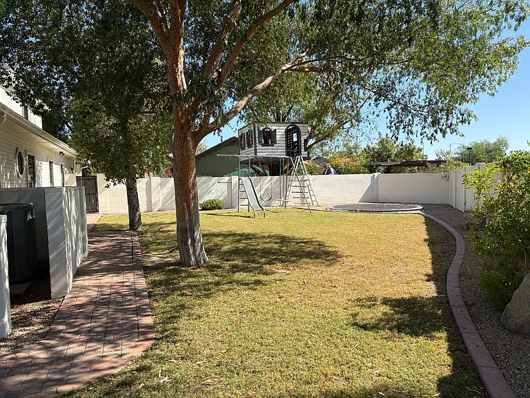2210 N Gentry St — Photo 21