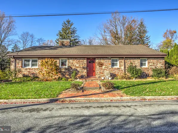 917 Eshelman Dr, Akron, PA 17501