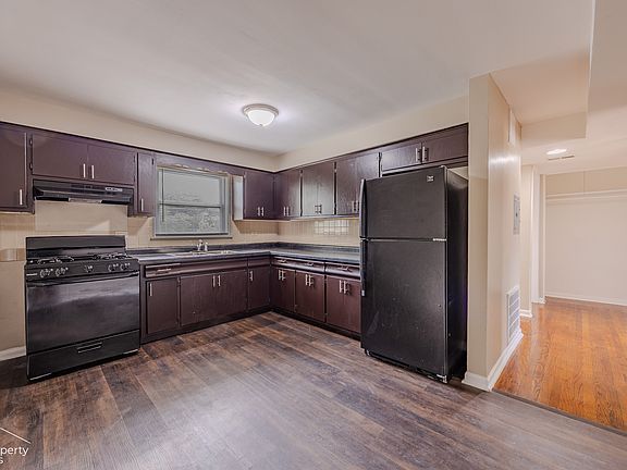 5th image of 2806 E 76th Pl APT 3S