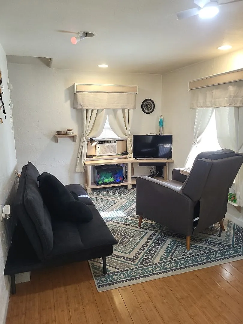 747 Willow St #6 - Cozy Upstairs Furnished Studio near Midtown - Available Oct 1st — Photo 2