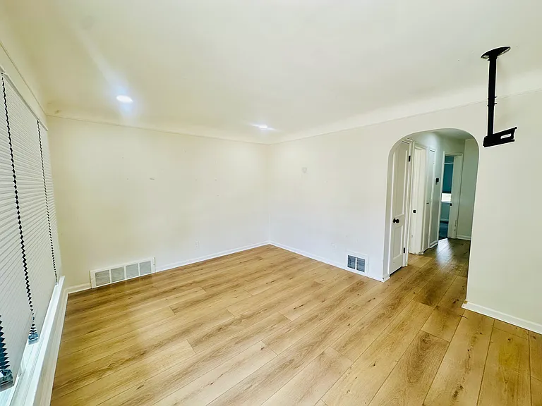 21801 Cushing Ave — Photo 2