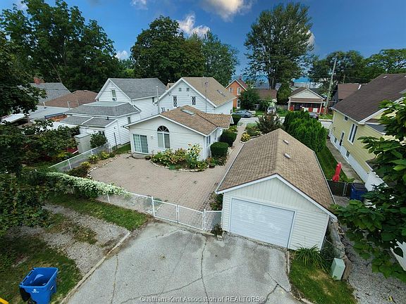3rd image of 210 Adelaide St S