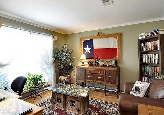 4th image of 308 Chaparral Dr