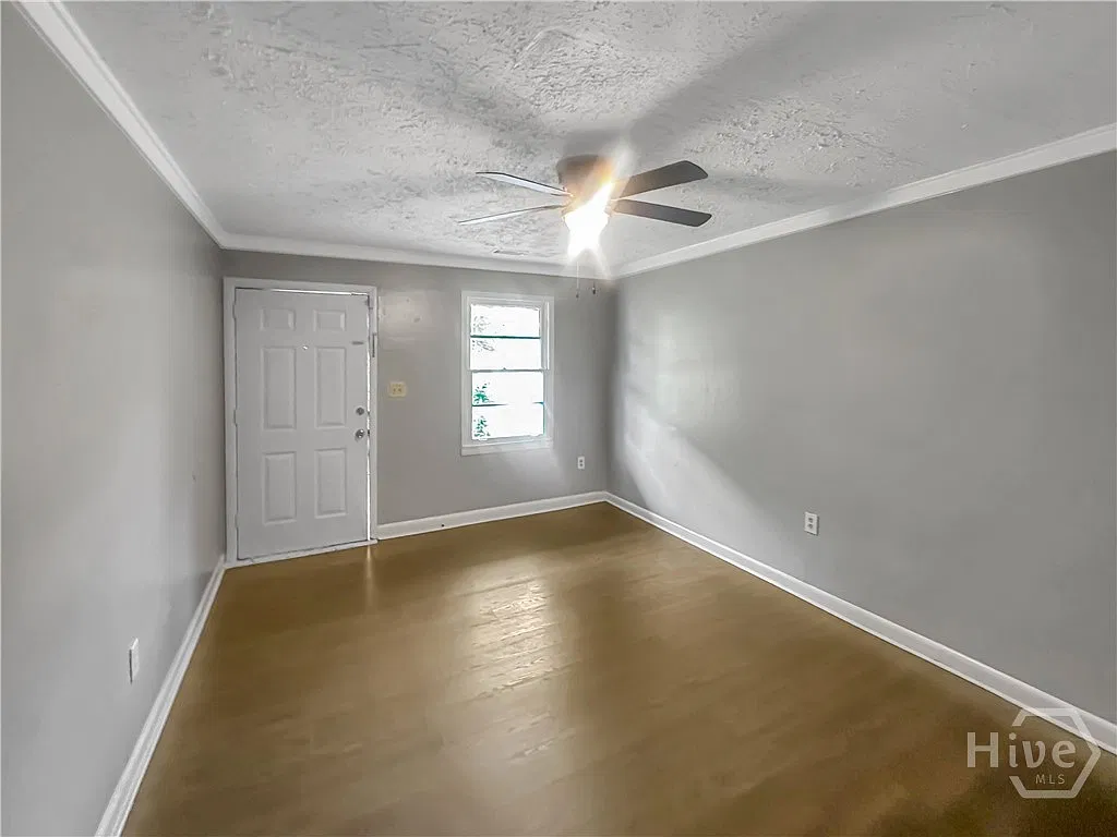 3 bed, 1.0 bath, 925 sqft, $1,750 — Photo 3
