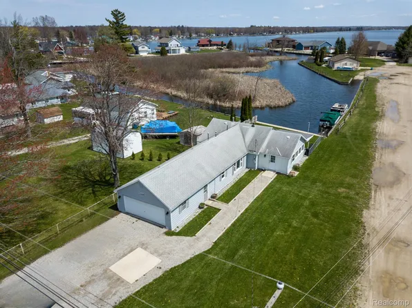 13496 W Shore Dr, Houghton Lake, MI 48629
